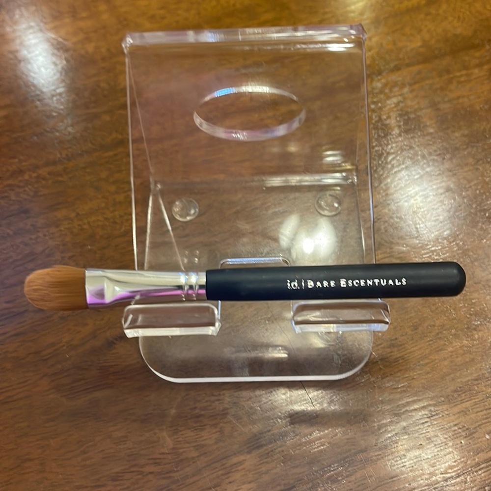 I.d. Bare Escentuals brush
